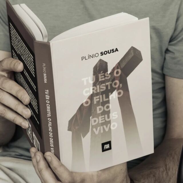 📚 Tu és o Cristo, o Filho do Deus Vivo — uma obra sobre Doutrina de Cristo.

🛒 Visite nossa livraria através do link na Bio.

📖 Trecho:

Quanto ao termo “propiciação” (ἱλαστήριον – hilasterion), podemos afirmar que é o ato divino de cobrir (assombrar) o pecado, é Deus reconciliando o pecador consigo mesmo por meio de Cristo e dando ao pecador o ministério da reconciliação, segundo escreveu Paulo: — “Deus em Cristo estava reconciliando consigo o mundo, não levando em conta os pecados dos homens” (2 Coríntios 5:19; Romanos 5:10, 11; Colossenses 1:21 – 23). A “propiciação” é Deus pacificando o pecador consigo mesmo — é se tornar propício a si mesmo — e, portanto, é o monergismo divino de conceder Redenção ao pecador. A propiciação é aquilo pelo qual Deus se torna propício (favorável), isto é, pela qual se torna coerente com seu caráter e governo perdoar e abençoar o pecador. A propiciação não adquire seu amor ou o torna Deus amoroso; apenas o torna coerente para Ele executar seu amor para com os pecadores. 

A propiciação é anular a culpa por meio da entrega vicária da vida de Jesus Cristo. É Deus deixar–se reconciliar e ser gracioso com o homem caído. O substituto inocente (Jesus Cristo) morreria no lugar do transgressor, pagando o preço por seus pecados e desviando a ira de Deus. Assim, o pecado seria punido, mas sem destruir o pecador.

A idéia é de aplacar a ira de Deus [...] Jesus propicia a Deus com relação a nossos pecados. Em 1 Coríntios 15:3, é–nos dito: — “Porque primeiramente vos entreguei o que também recebi: — que Cristo morreu [por] (ὑπέρ) nossos pecados, segundo as Escrituras”. A preposição “ὑπέρ” (hypér) que significa “para”, “ao invés de”, “no lugar de”, “em nome de”, “no interesse de”, “para o benefício de”, é empregada por Paulo em conexão com a morte vicária de Jesus Cristo nas passagens cruciais e em Gálatas 3:13 e 1 Coríntios 15:3.

O esquema proposto é — sangue — reconciliação — redenção.

#EditoraReformadaSantoEvangelho #InstitutoReformadoSantoEvangelho #SantoEvangelhoComVocê