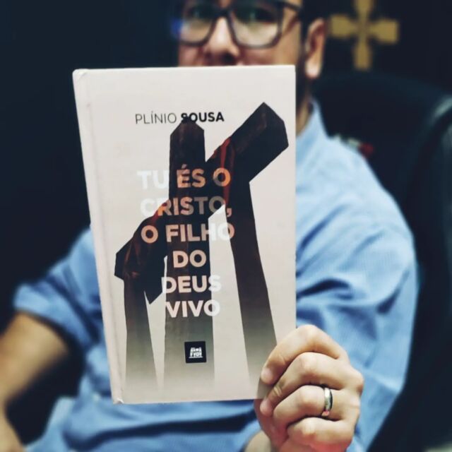 Compre agora mesmo! 

“Tu és o Cristo, o Filho do Deus Vivo” — uma obra sobre Cristologia (Doutrina de Cristo).

Trecho:

O Filho de Deus, também, nada mais é que o Verbo de Deus, não como se fosse um verbo (uma palavra) já pronunciado exteriormente, porque assim seria transitório, mas como um verbo (uma palavra) concebido no interior. Eis porque o próprio Verbo de Deus possui uma só natureza de Deus, e é igual a Deus. O bem–aventurado João, quando falou do Verbo de Deus, destruiu as três heresias acima definidas: — “a de Fotino (notório por negar a encarnação de Cristo), quando disse: — No princípio era o Verbo; a de Sabélio (notório por opôs-se a doutrina da Igreja, a Trindade, onde há três ‘pessoas’ no Ser Divino, quando disse: — e o verbo estava em Deus; e a de Ário (notório por negar a consubstancialidade entre Deus Filho [Jesus] e Deus Pai), quando disse: — e o Verbo era Deus”. Mas o Verbo (a Palavra) existe diversamente em nós e em Deus. Em nós, o verbo é um acidente; em Deus, o Verbo de Deus mais identifica-se com o próprio Deus, pois nada há em Deus que não seja essência de Deus. 

#EditoraReformadaSantoEvangelho #InstitutoReformadoSantoEvangelho #SantoEvangelhoComVocê
