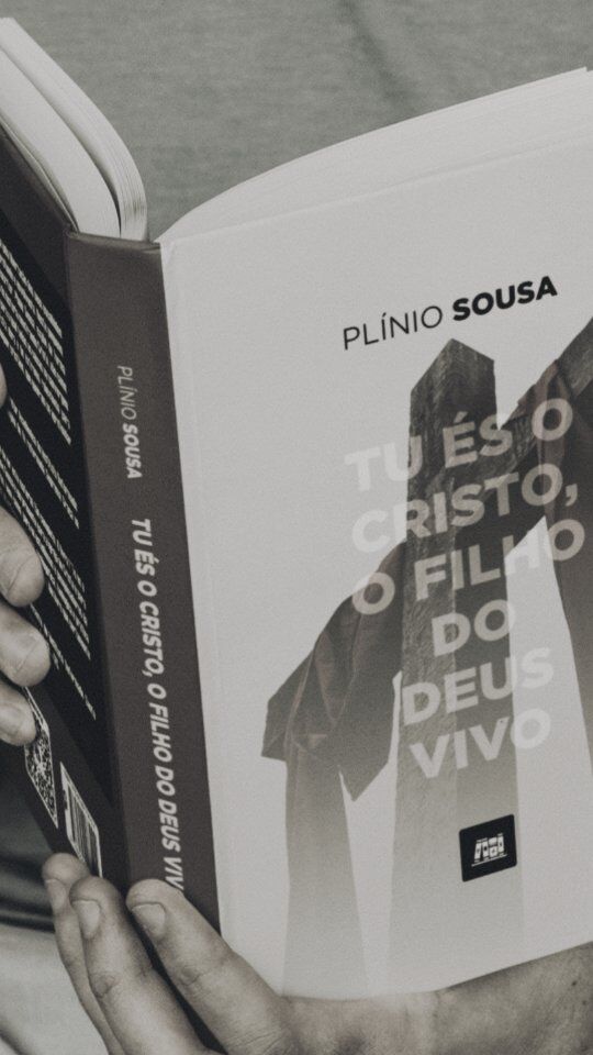 Tu és o Cristo, o Filho do Deus Vivo.

Uma obra sobre Cristologia (Doutrina de Cristo).

Trecho:

Há uma inter–relação muito pessoal entre a doutrina do homem (Antropologia) e a de Jesus Cristo (Cristologia), a primeira trata do homem, criado à imagem de Deus e dotado de verdadeiro conhecimento (reto) e santidade. Nesse estado de criação original, Adão como cabeça federal (representante da humanidade) teve a capacidade natural de conhecer a natureza de Deus (seus atributos, como sabedoria, poder e eternidade) e a vontade de Deus para o homem, mas que, pelo dever natural transgredido, livre e impensada vontade, violou a Lei de Deus (no Éden), despojou–se da sua verdadeira humanidade e se transformou num pecador obstinado. 

A Teologia expõe o homem como uma criatura de Deus altamente privilegiada, pois “[...] criou Deus o homem à sua imagem; à imagem de Deus o criou; homem e mulher os criou” (Gênesis 1:27), mas sabemos que mesmo após a queda, o homem traz consigo a imagem de Deus, algumas peculiaridades e qualidades se mantém do estado da inocência (do estado de glória) — “como tendo em si a semente da religião (semen religionis) ou o sentido [percepção] da divindade (sensus divinitatis)” — similarmente, a Teologia igualmente expressa–se pela antropologia adâmica, sendo o homem o produto final da violação de Adão que encerrou a humanidade no pecado original, que têm consequências terríveis — como a morte física, espiritual e eterna — devido ser Adão o representante de toda a humanidade. Apesar disso, porém, a criatura perdeu direitos de nascimento, sua verdadeira liberdade e justiça originais, em consequência do pecado original. Significa que a doutrina dirige a atenção não apenas, nem primeiramente, à condição do homem como criatura, mas, sim, à sua pecaminosidade. Salienta a distância ética que há entre Deus e o homem, distância resultante da queda do homem e que, nem o homem nem os anjos podem cobrir, e, como tal, é virtualmente um grito pelo socorro divino.

#InstitutoReformadoSantoEvangelho #EditoraReformadaSantoEvangelho #SantoEvangelhoComVocê