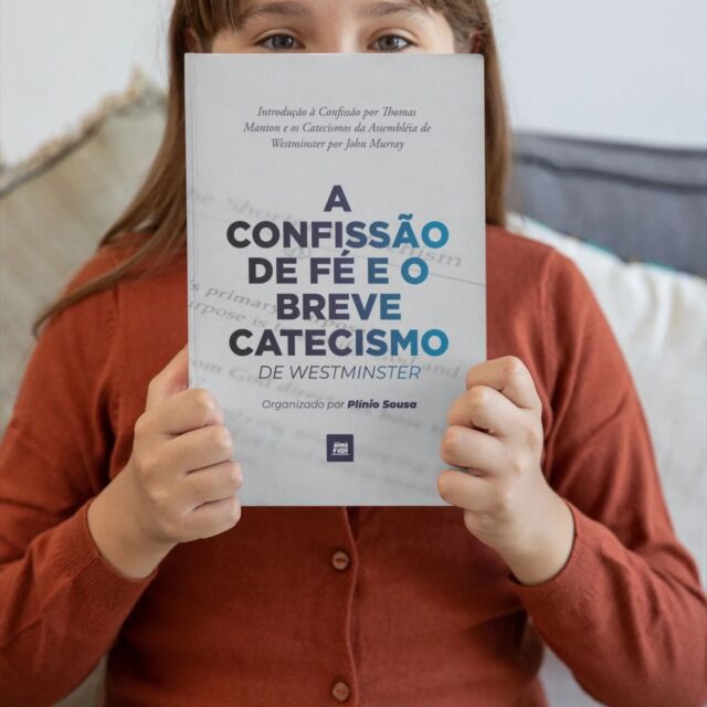 LIVRO LIBERADO!

Compre agora mesmo!

Trecho da Introdução à Confissão por Thomas Manton.

Caro leitor cristão, não posso supor que você seja um estranho na Inglaterra a ponto de ignorar a reclamação geral a respeito da decadência do poder da piedade e, mais especialmente, da grande corrupção da juventude. Aonde quer que você vá, ouvirá homens clamando por crianças más e servos maus; enquanto na verdade a fonte do mal deve ser procurado um pouco mais alto: — é maus pais e maus mestres que fazem as crianças ruins e maus servos; e não podemos culpar tanto a sua indocilidade (indisciplina), como a nossa própria negligência na sua educação. O Diabo tem um grande rancor pelo reino de Jesus Cristo, e ele não conhece nenhuma maneira compulsiva de esmagá–lo no interior, como pela perversão da juventude, e suplantando os deveres familiares. Ele ataca todos os deveres que são públicos nas assembléias dos santos; mas estes são muito bem guardados pelas injunções solenes e pela acusação de morte de Jesus Cristo, pois ele deveria sempre esperar subvertê–los e miná–los totalmente; mas nos deveres familiares ele ataca com mais sucesso, porque a instituição não é tão solene, e a prática não é tão séria e conscienciosamente considerada como deveria ser, e a omissão não é tão suscetível de ser notada e censurada publicamente.

#ConfissãodeFédeWestminster #EditoraReformadaSantoEvangelho #InstitutoReformadoSantoEvangelho #Teologia #TeologiaReformada #CFW