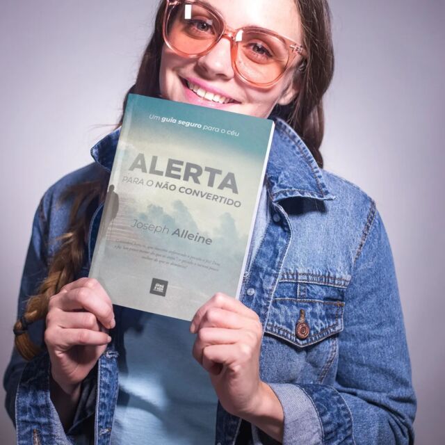 VERSÃO NOVA! 
Alerta Para o Não Convertido – Um Guia Seguro Para o Céu de Joseph Alleine.

Por apenas R$ 43,90.

Clique no círculo que aparece na imagem ou no link que encontra–se na Bio para comprar.

Trecho do capítulo V — Misérias do não convertido.

Portanto, de que maneira devo abordar este objeto infeliz com quem preciso lidar? Quem abrandará o coração de pedra, ou fará com que a carcaça sem vida sinta e se mova? O Deus capaz de suscitar das pedras filhos de Abraão, de ressuscitar os mortos, de derreter montanhas, extrair água das pedras. Deus que ama operar muito além das esperanças e crenças humanas, que povoa sua Igreja a partir de ossos secos — Ele é capaz de fazer! Por isso, dobro meus joelhos perante o Deus altíssimo. Como nosso Salvador orou no sepulcro de Lázaro, e a Mulher de Suném (2 Reis 4:8, 9) correu até o homem de Deus para suplicar por seu filho morto, assim também seu pastor intercede por você e, em oração, carrega–o até Deus, onde se encontra o auxílio.

Ó, Todo–poderoso Jeová, cujas obras ninguém pode impedir, que tem as chaves da morte e do inferno — tenha misericórdia das almas mortas que jazem aqui sepultadas, remova a pedra e dize ao corpo moribundo de Lázaro, sai para fora! Ó, Luz inacessível, ilumina esta escuridão e permita que a luz do alto penetre as regiões sombrias da morte, a quem falo; pois tu podes abrir os olhos que a própria morte fechou. Tu formaste o ouvido e podes restaurar a audição. Diga a estes ouvidos, Efatá!, e eles se abrirão. Dá olhos para ver sua perfeição, paladar para saborear tua doçura, olfato para sentir teu unguento, sensibilidade para compreender o privilégio do teu favor, o peso da tua ira, o insuportável peso do pecado não perdoado! Dá a teu servo a autoridade para profetizar sobre ossos secos, e que o resultado dessa profecia seja o mesmo do teu servo que tornou o vale de ossos secos em grande e vivo exército!

#InstitutoReformadoSantoEvangelho #EditoraReformadaSantoEvangelho #SantoEvangelhoComVocê #AlertaParaoNãoConvertido #UmGuiaSeguroParaoCéu